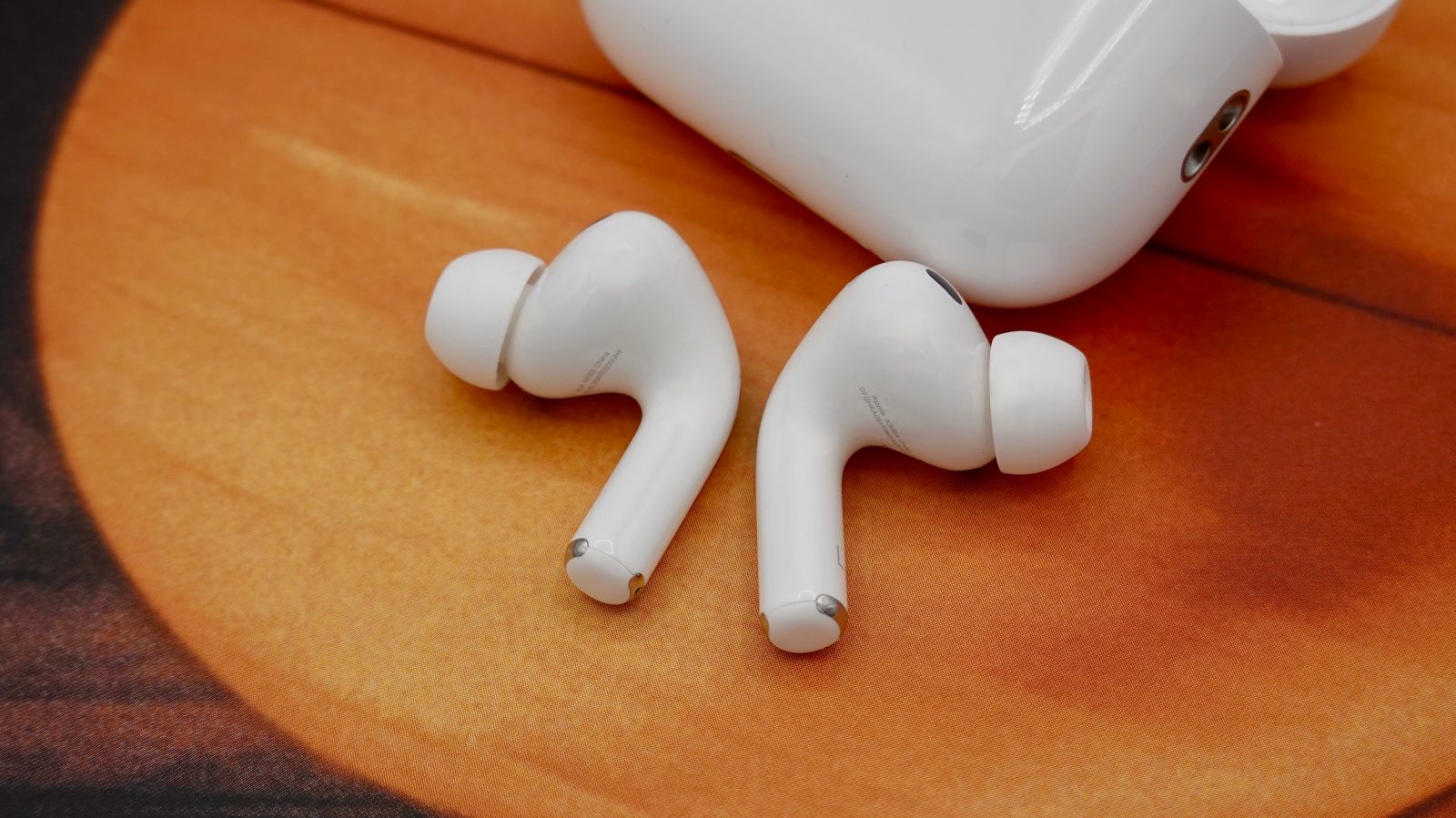AirPods Pro 3 og AirPods 4 slår prisrekorder til Black Friday 2025