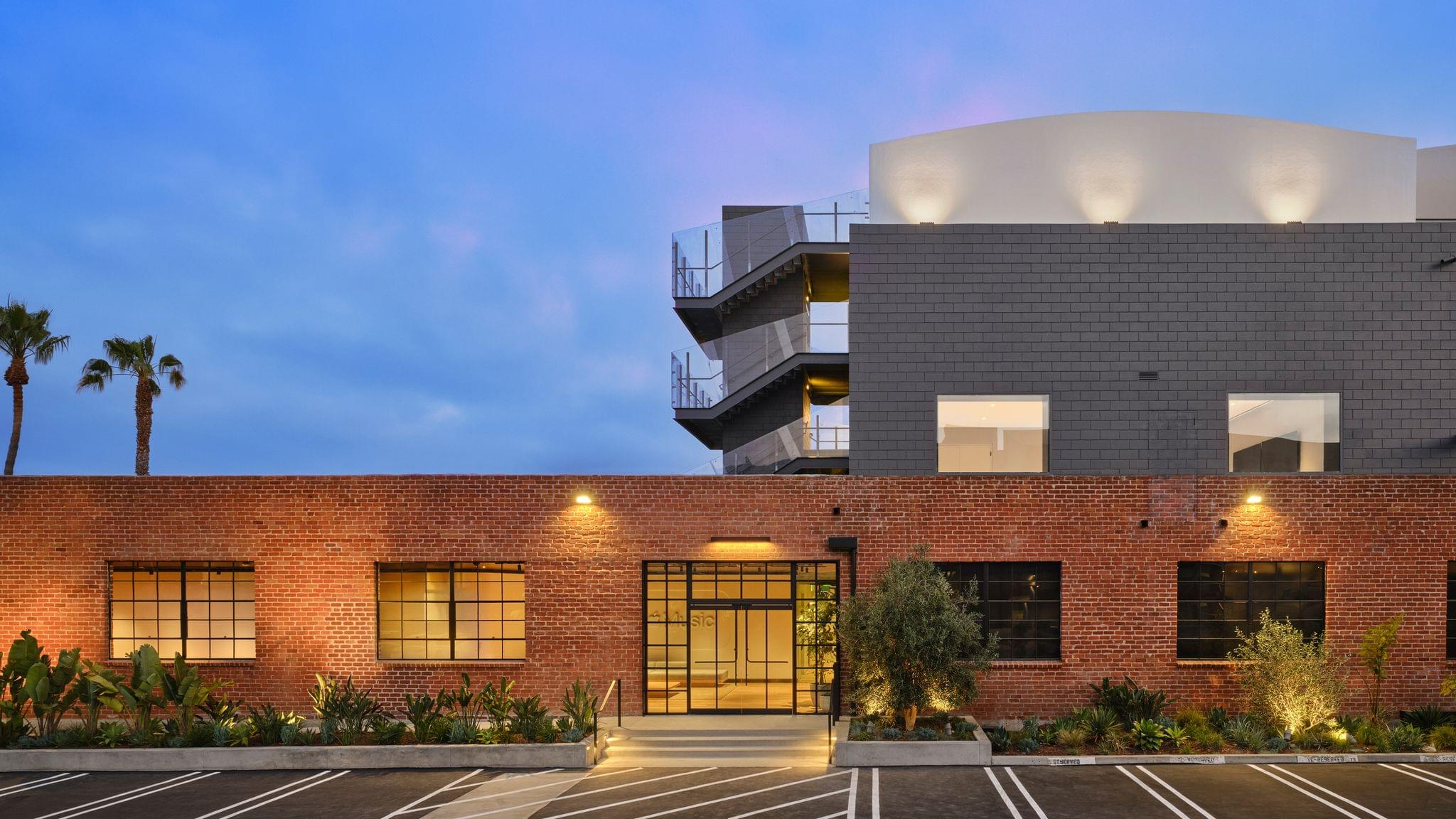 Apple Music fejrer 10 år med nyt superstudie, radiofest og nostalgi i playlist-form