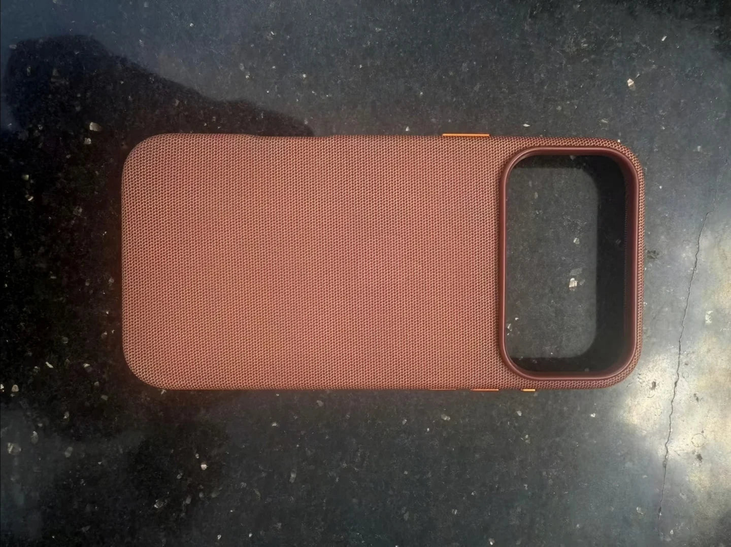 Apple klar med ny iPhone 17-cover: Simuleret stof skal redde os fra FineWoven-fiaskoen