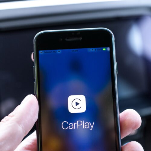 Tesla bøjer sig: Apple CarPlay kommer endelig til Teslas elbiler