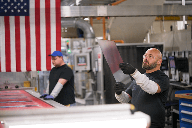 Apple satser på amerikansk produktion: Alt iPhone- og Apple Watch-glas skal laves i Kentucky