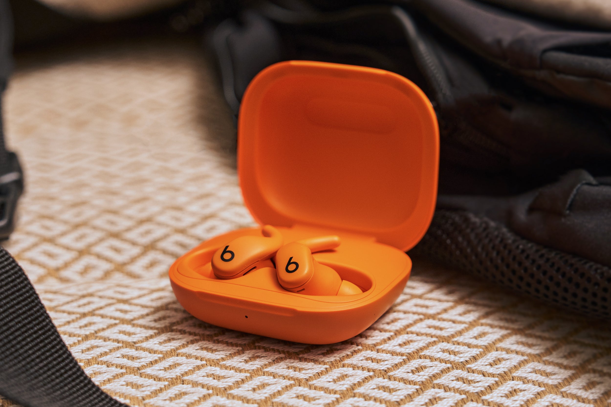Beats Powerbeats Fit: Ny fleksibel wingtip og fire farver — matcher din (meget orange) iPhone 17 Pro