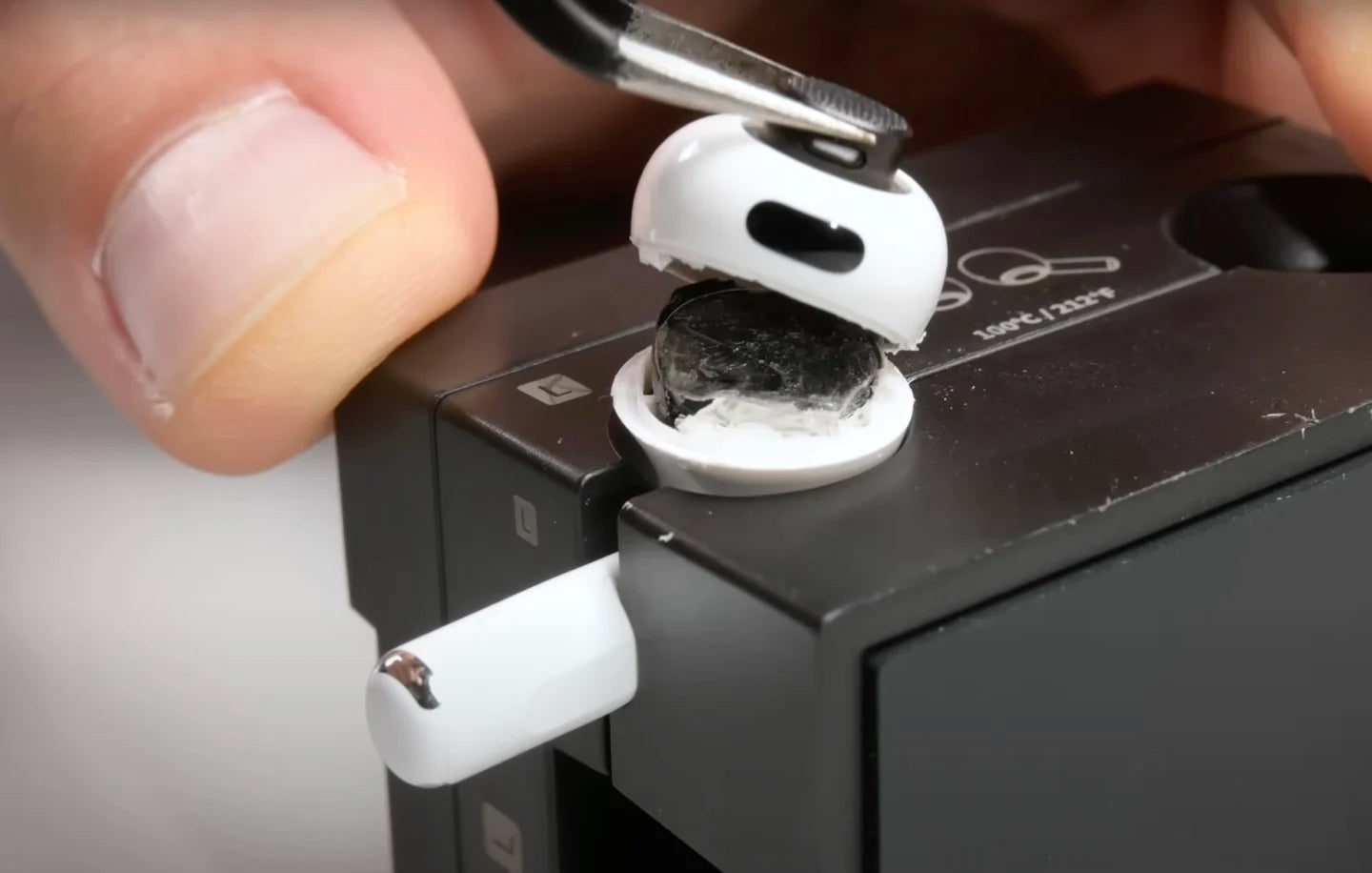 iFixit afslører: AirPods Pro 3 er stadig umulige at reparere